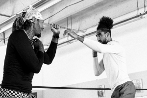 皇冠体育登陆首页-教练我想学打拳！奥比-托平和詹姆斯-约翰逊进行拳击训练