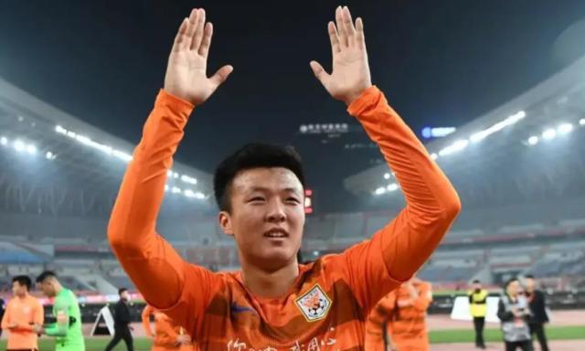 皇冠体育app-泰山春训练新人内外都要抓 报名亚冠三将着眼未来