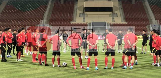皇冠体育app-国足赛前最后一练踩场 中阿战首发名单或变化不大